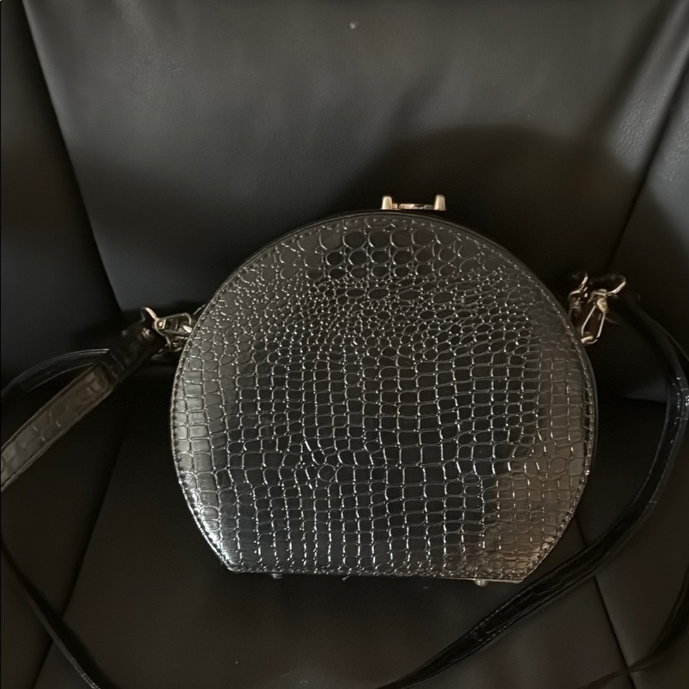 Sleek Black Crossbody Bag with Modern Design
